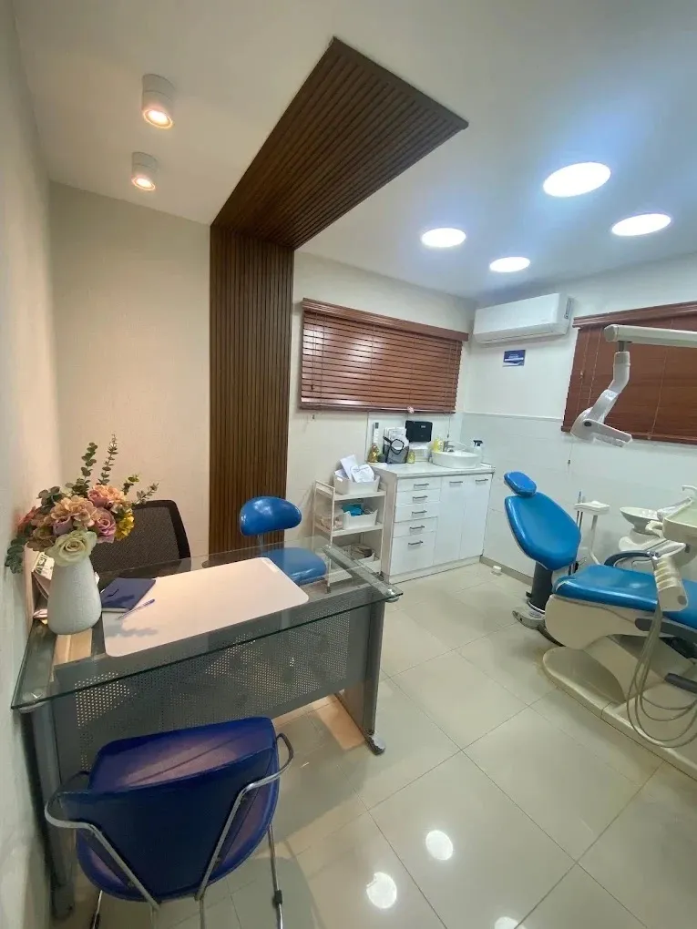 Consultorio de Family Dental Center con sillón dental y equipo de rayos X