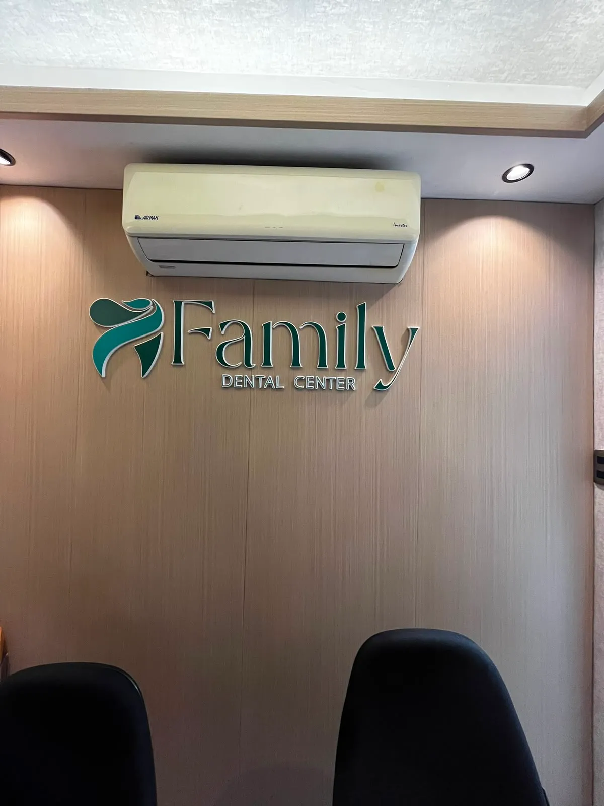 Logo de Family Dental Center en la pared de la recepción