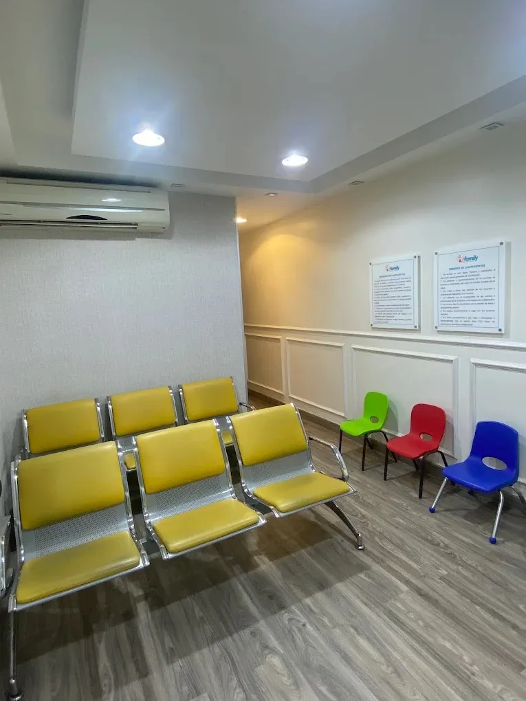 Área de espera de la sucursal Zona Oriental con butacas amarillas y sillitas de colores para niños