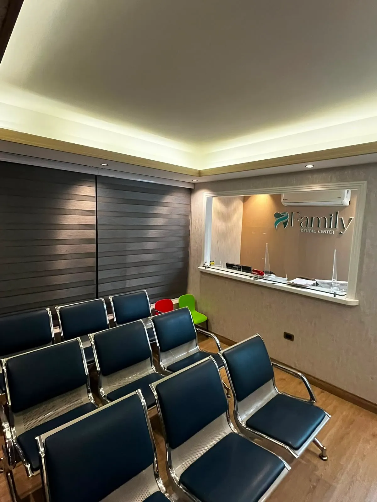 Sala de espera de la sucursal Piantini con butacas azules frente a la recepción