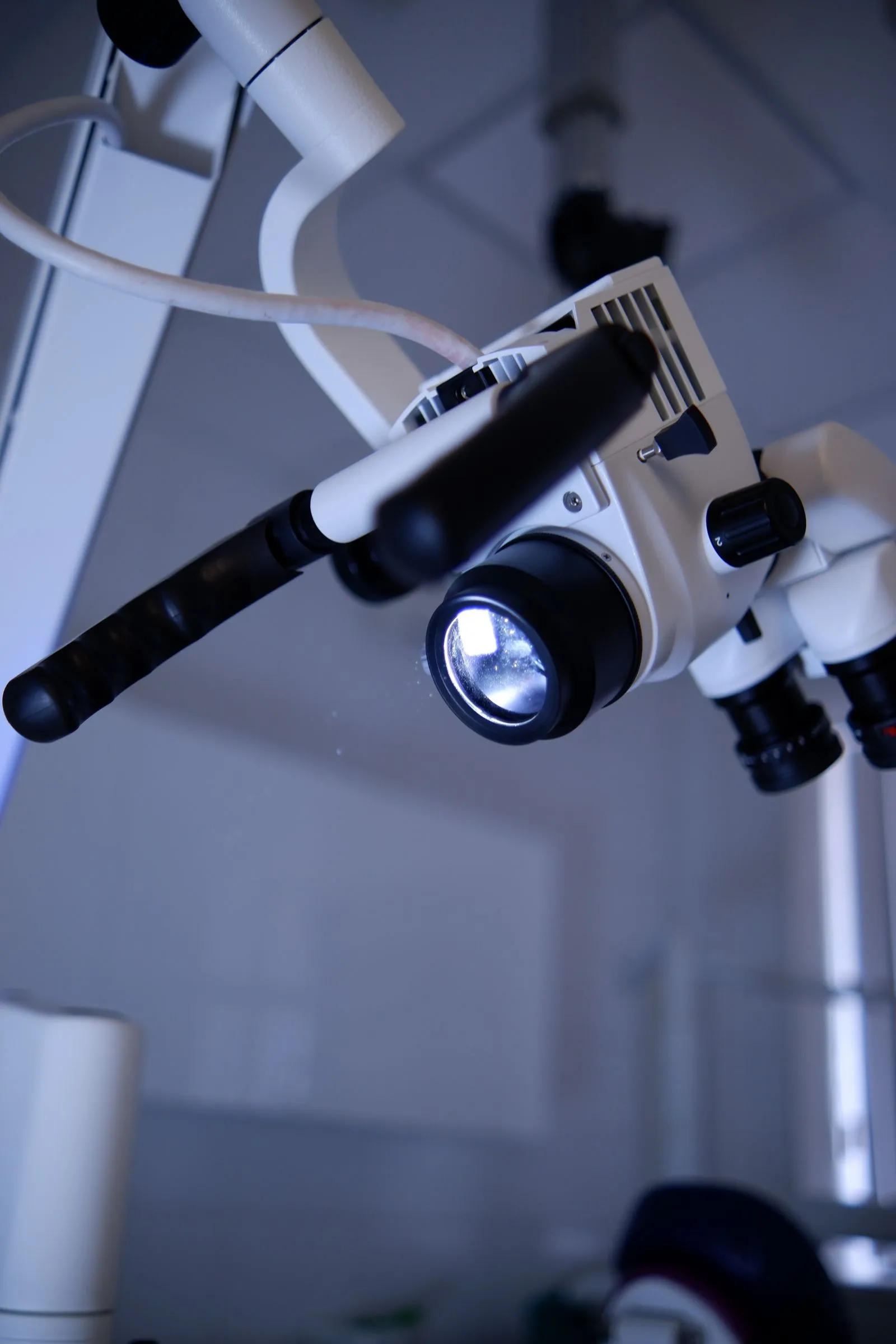 Microscopio dental con la luz encendida sobre el área de trabajo